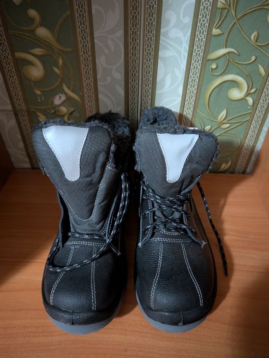 Продам новые зимние рабочие ботинки 40-го размера