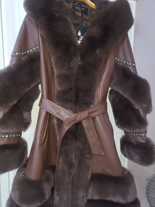 Vând geacă de piele cu blană naturală