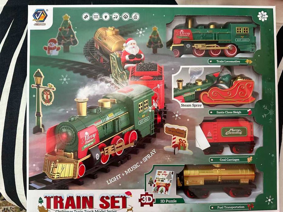 Коледно влакче на релси със светлина и пара
