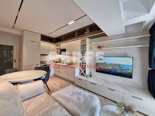 Дава се под наем Тристаен апартамент в Бургас, Център - 80 кв.м за 2250 € - Снимка #1