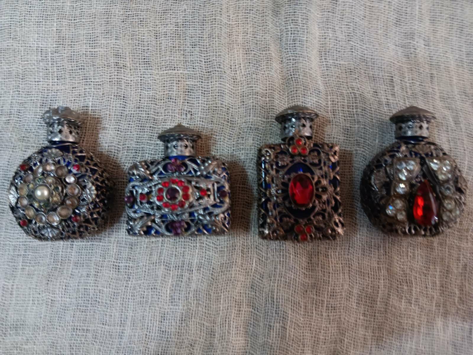 Два лота от малки шишенца с парфюм
