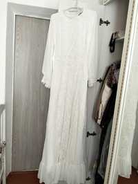 Платье белого цвета