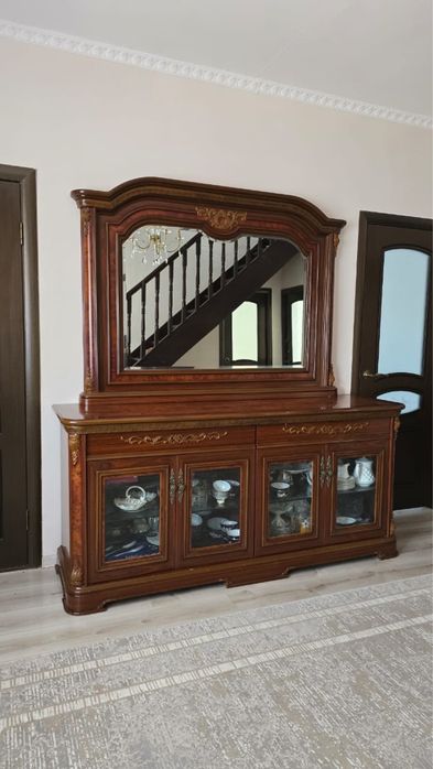 Камод большой вместительный с зеркалом ,и стол гостинный