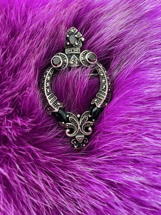 Brosa argint granate si marcasite