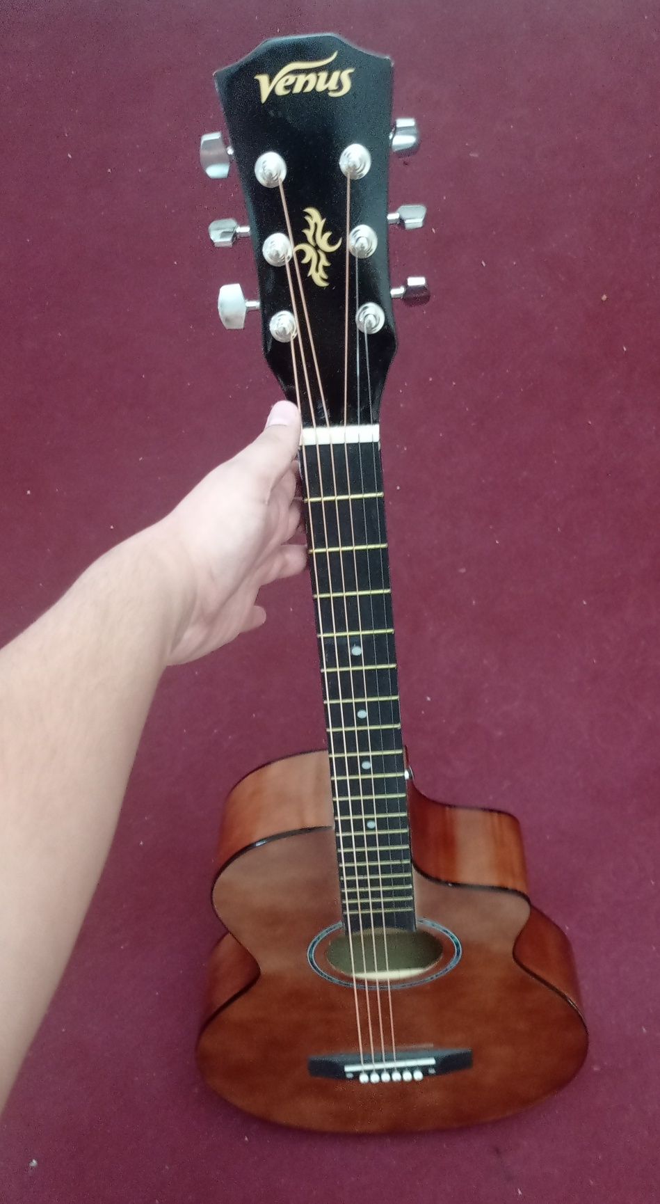 Venus gitara sotiladi-продаётся гитара