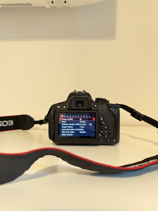 Canon 700D DSLR + obiectiv 18-55mm în stare excelentă ca nou!