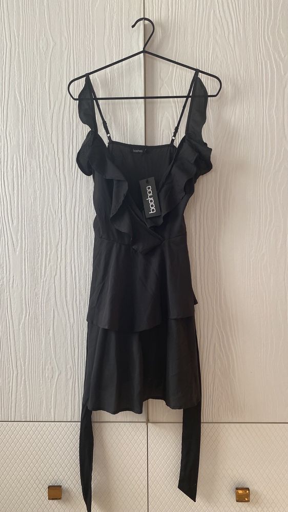 Rochie nouă, cu etichetă BOOHOO, de seară, scurtă, volane, cordon, 36