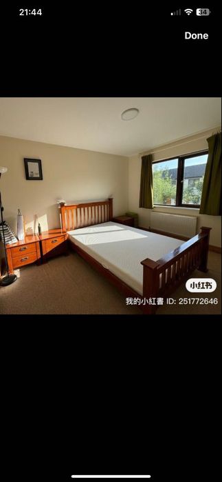 Pat din lemn masiv cu noptiere