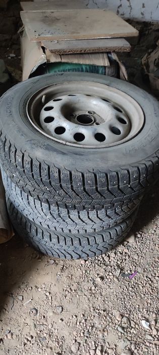 Продам шины и диски. Фольксваген орегинал диски. Шины  зимняя  R14.