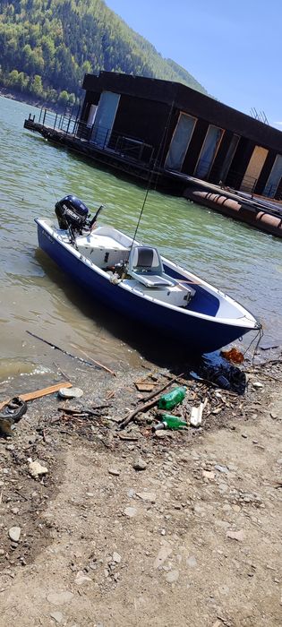 Ansamblu ,barcă,peridoc,sonar plus accesorii.