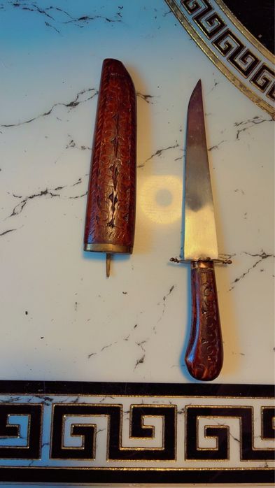 Cuțit artizanal cu maner de lemn sculptat+teaca de lemn facut manual