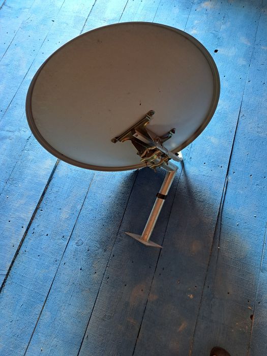 Antena satelit cu LNB 4 ieșiri