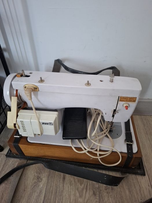 Швейная машинка Чайка