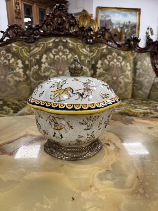 Bol cu capac din portelan pictat si elemente bronz