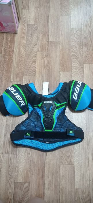 Продам нагрудник хоккейный