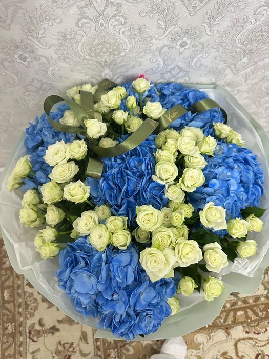 цветы свежие, синие гортензии, с белыми розами