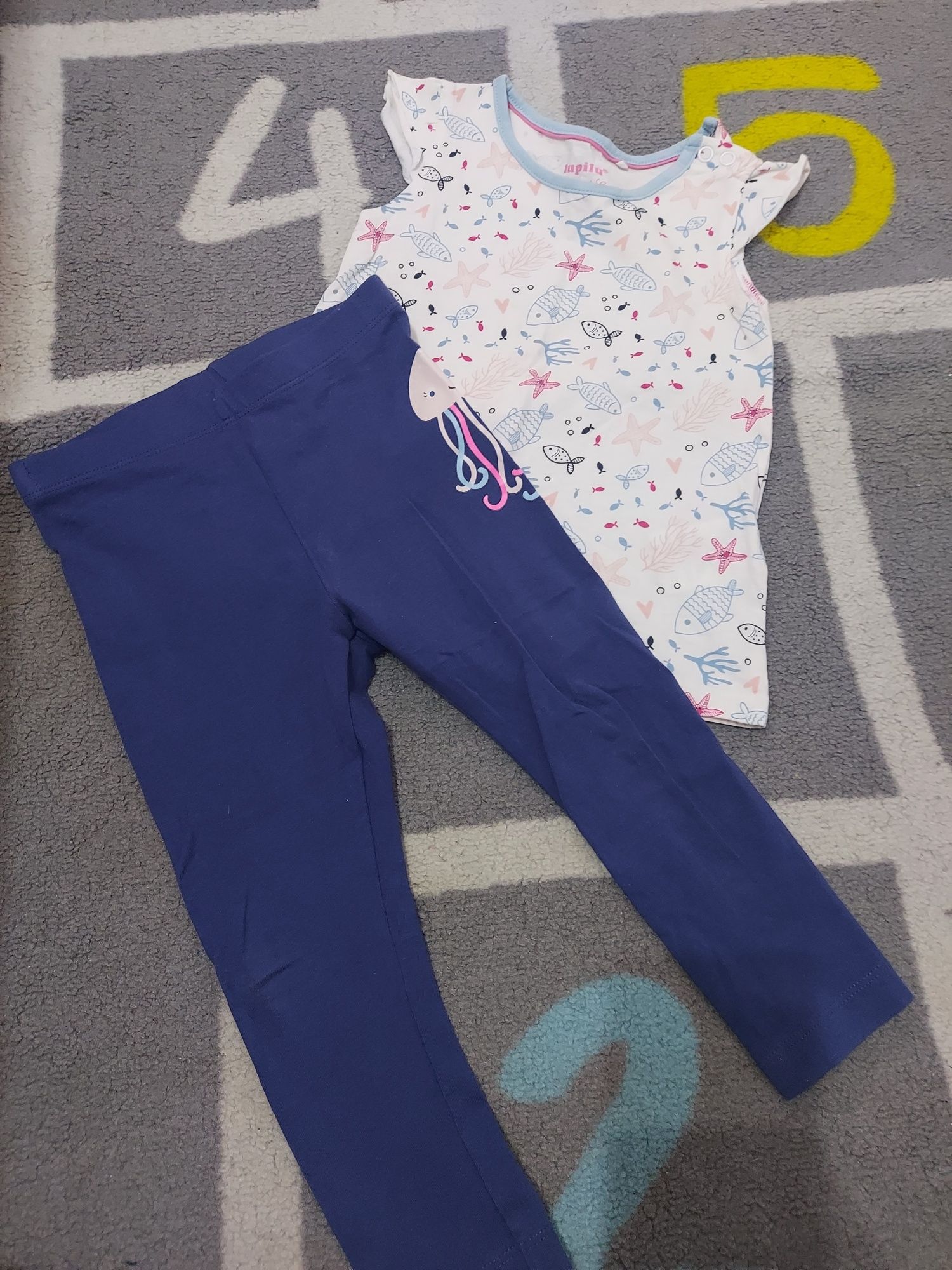 Set tricou și pantaloni