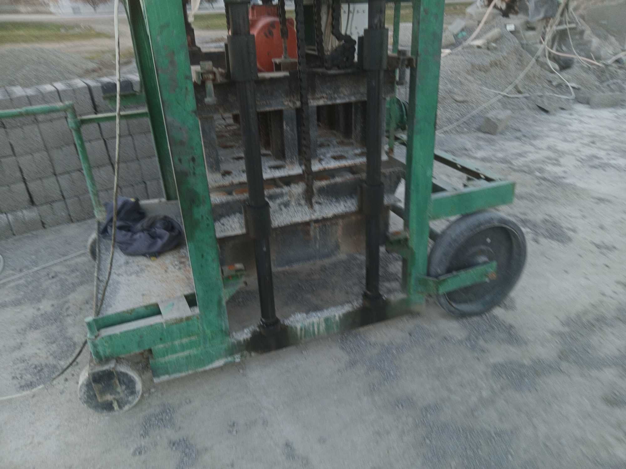 Шлакабдок аппарат .Бир куйишда 10 гишт чикаради.