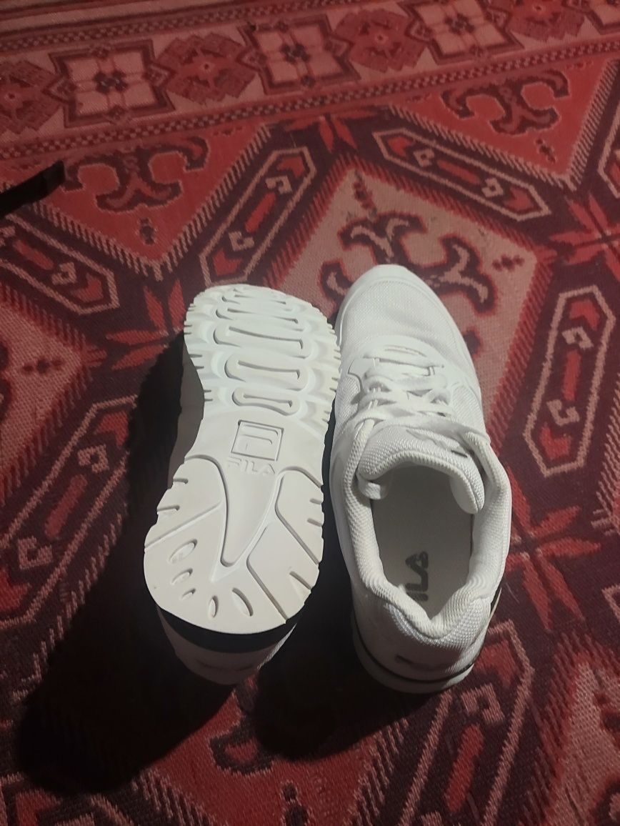 Продавам дамски обувки Fila
