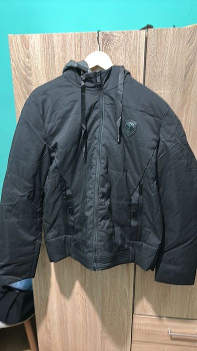 Продавам чисто ново мъжко зимно яке.