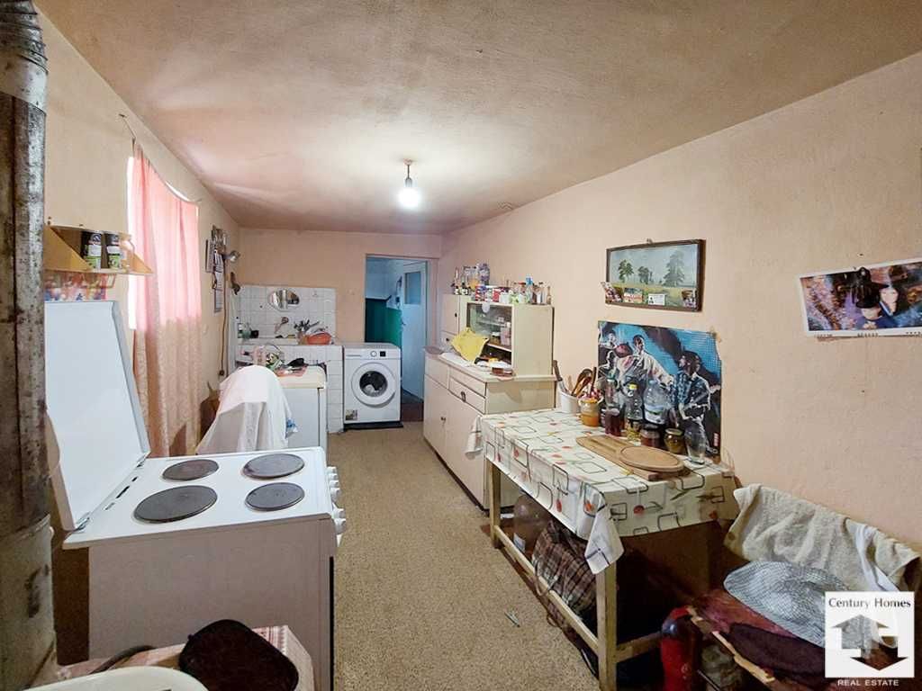 145285 Двуетажна къща с голям и равен двор в  село Куцина