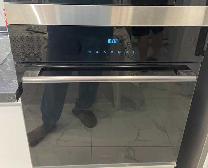 Встраиваемая электрическая духовка Samsung NV-70H5557LB/WT