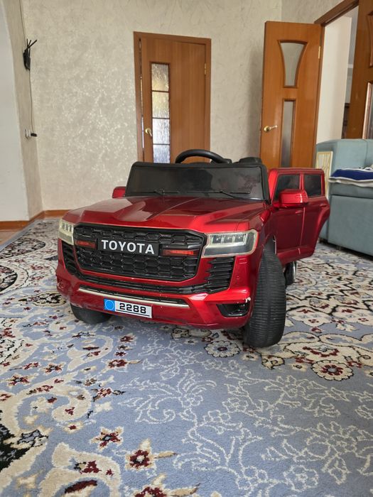 Электромобиль детский Toyota (почти новый)