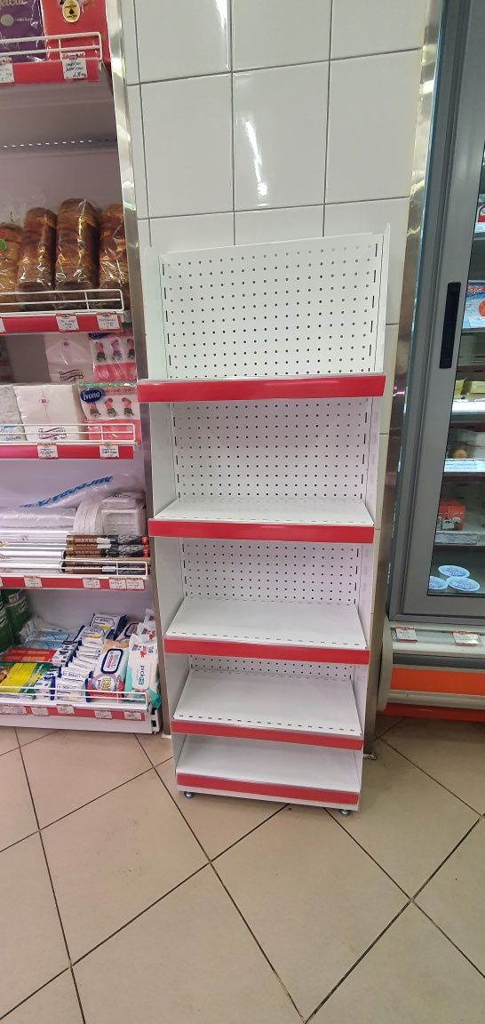 Рекламен стелаж в комбинация с перфориран гръб и рафтове