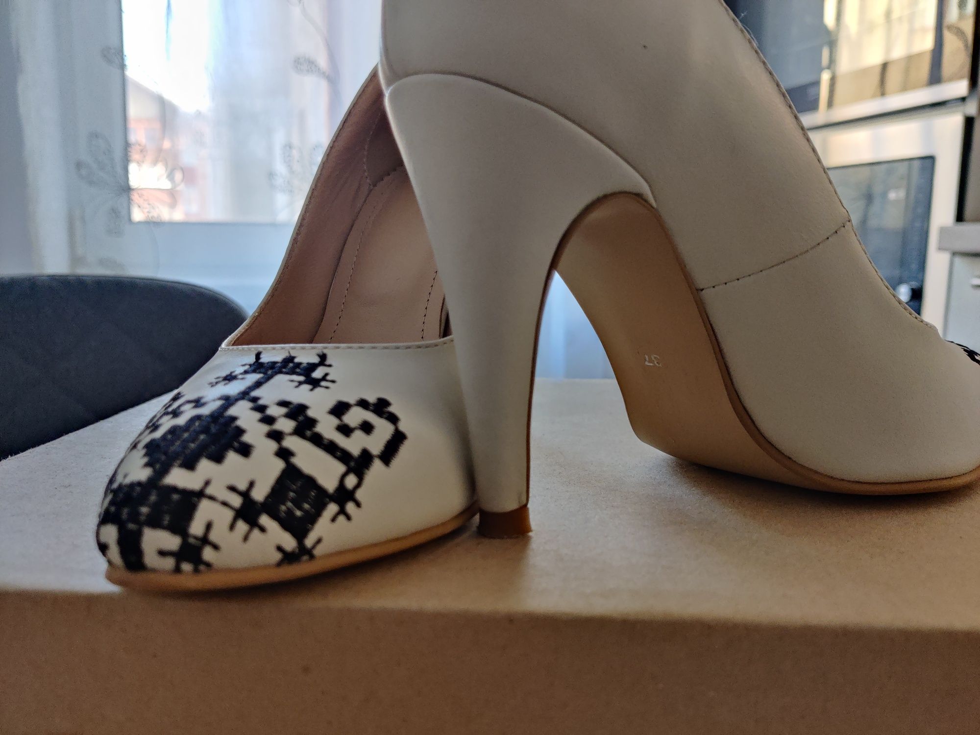 Pantofi Iutta albi broderie neagră 37