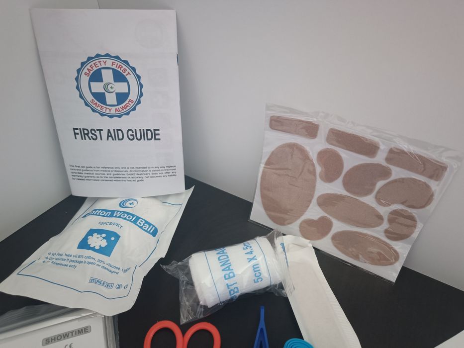 Kit de prim ajutor format din 129 elemente