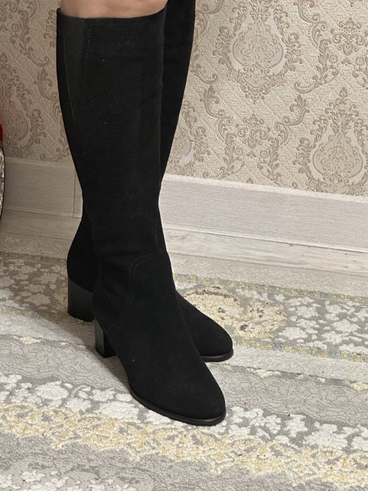 Продам замшевые новые сапоги