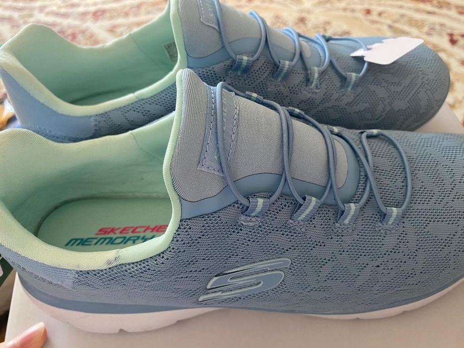 Продам женские кроссовки.