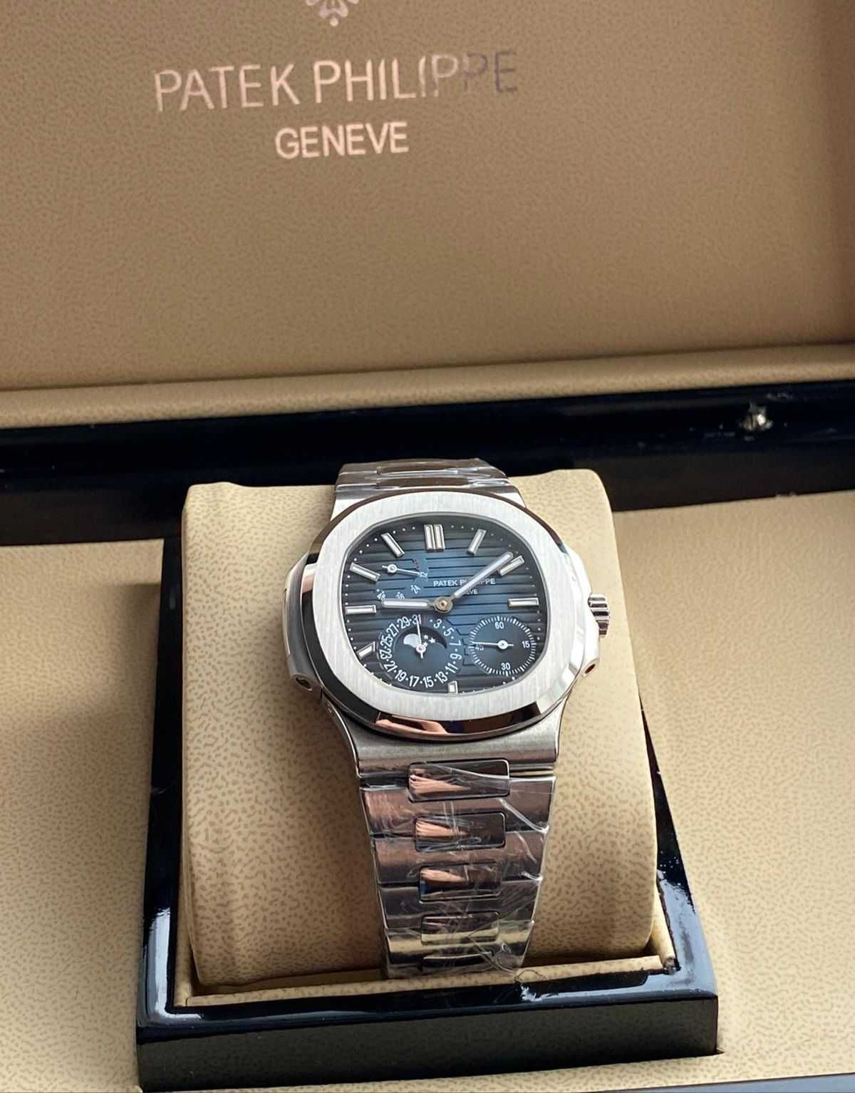 Patek Philippe Nautilus  5712 Power Reserve Moonphase