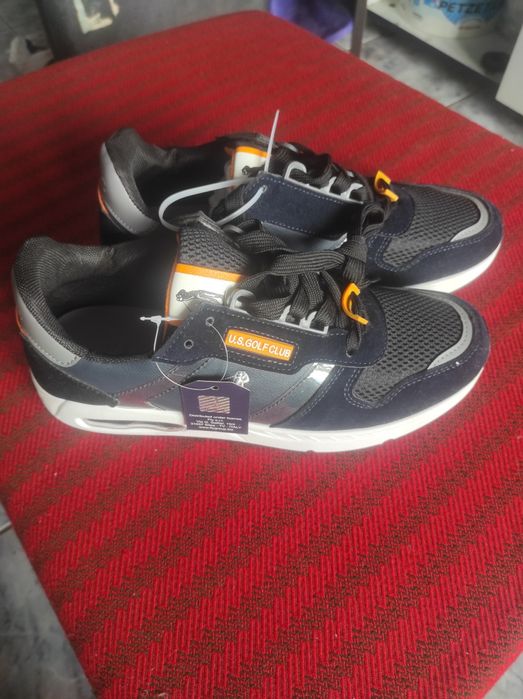 Adidasi noi nouti, cu eticheta, in cutie