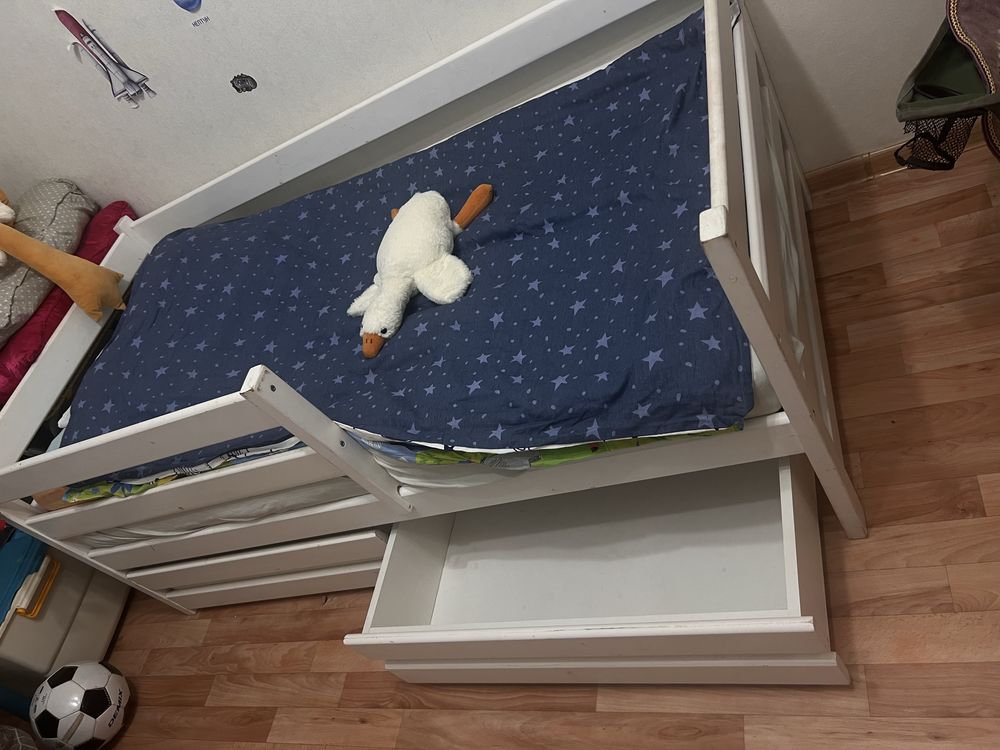Продам кровать из дерева с полками и матрасом