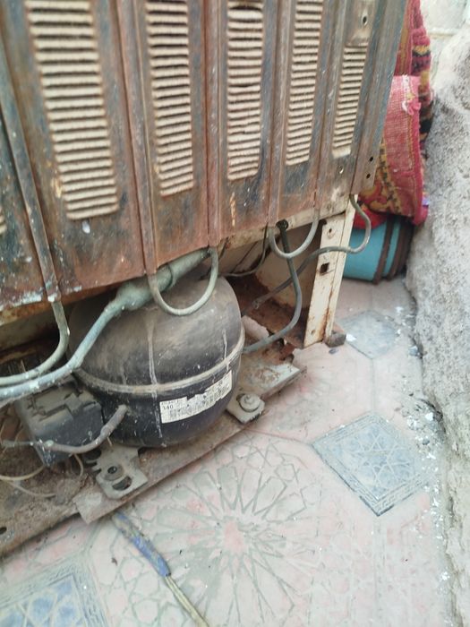 Xolodilnik, motori zur, yaxlatadi, korpusi eski, 250 ming sum