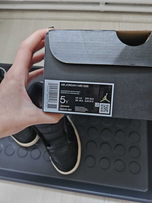 Jordan 1 Mid Arctic Punch