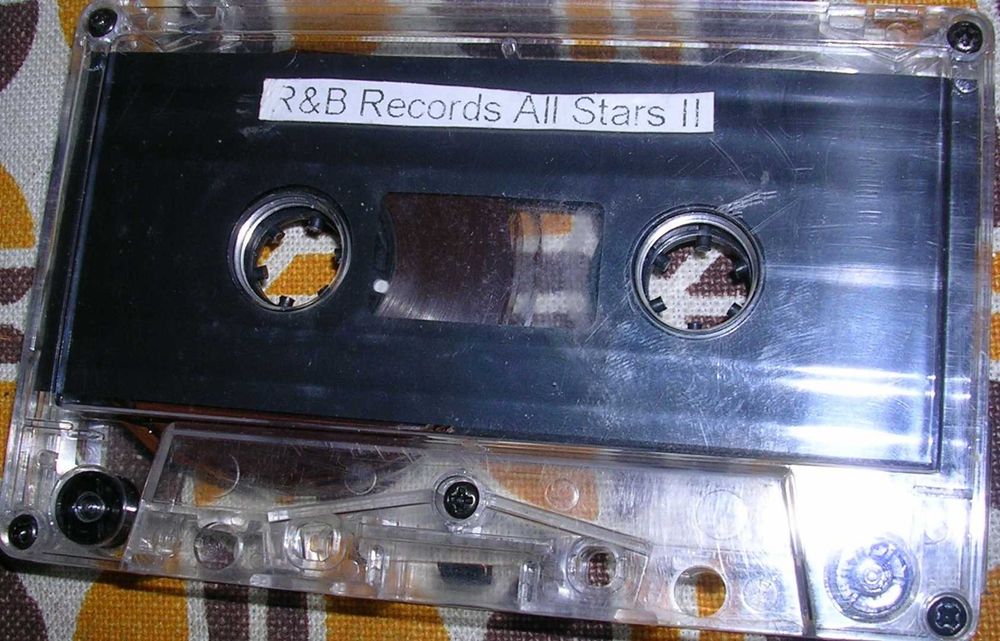 Аудио касети с рап, поп, рок, италианска и техно музика и саундтракове