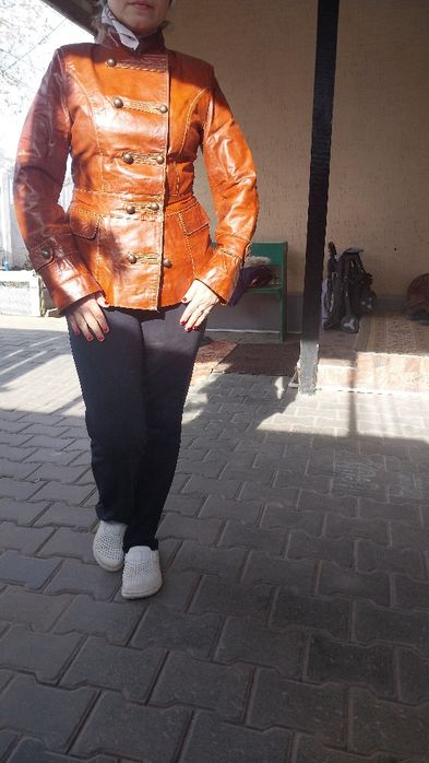 Продам куртку женскую кожанную б/у  размер 42-44