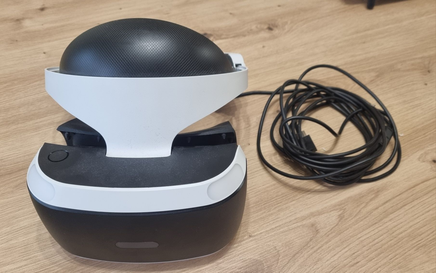 PS 4 PRO 1TB + VR очила и 2 игри