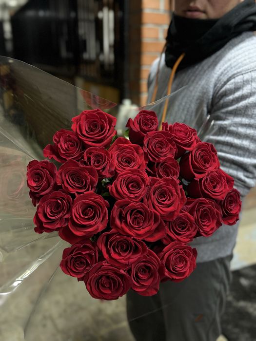 Продам розы 25 штук метровые