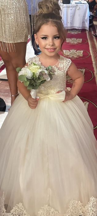 Vând rochița eleganta ,fetiță