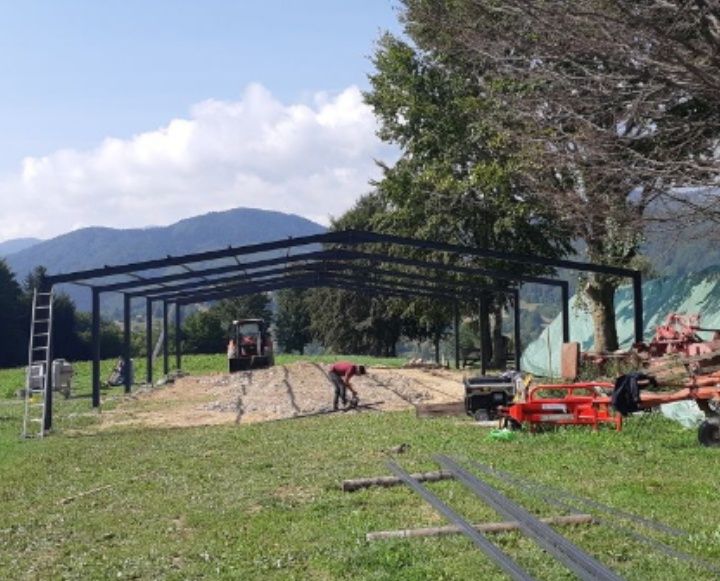 Vând hale metalice 8 metri lățime cu 20 metri lungime cu tot cu montaj
