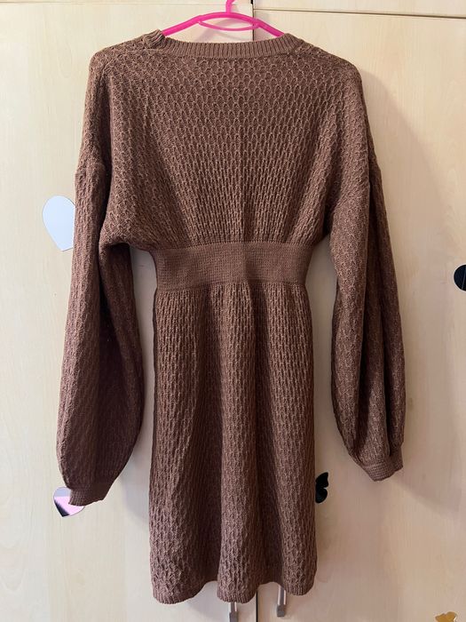 Rochie midi ușor cambrata pe talie