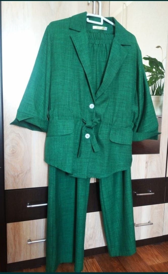 Брючной зелёный костюм
