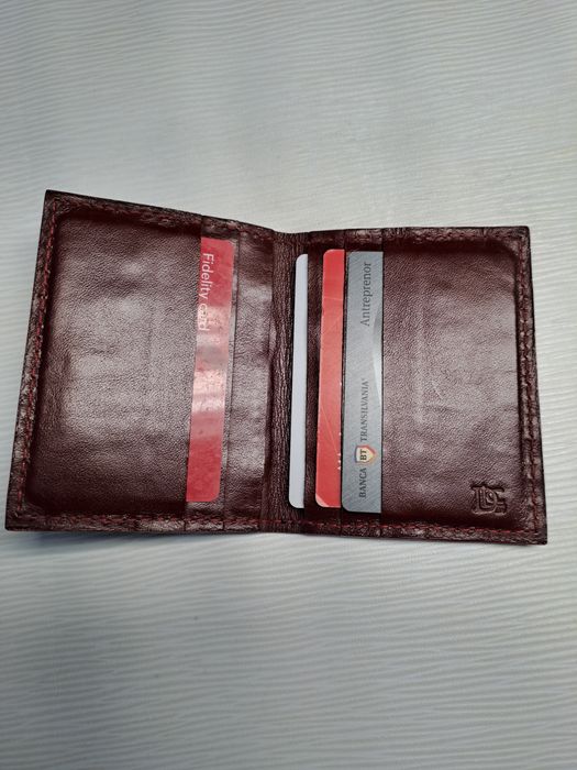 Port carduri din piele de crocodil