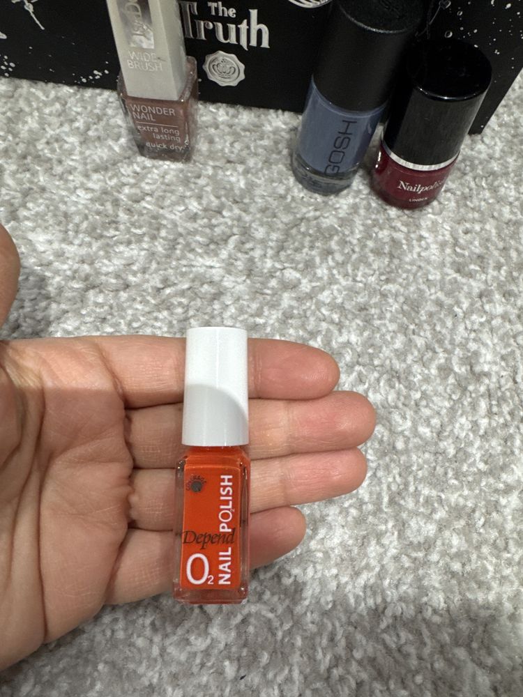 Лаки в ассортименте привозные из Европы: Essie , Gosh, Depend O2, Lind