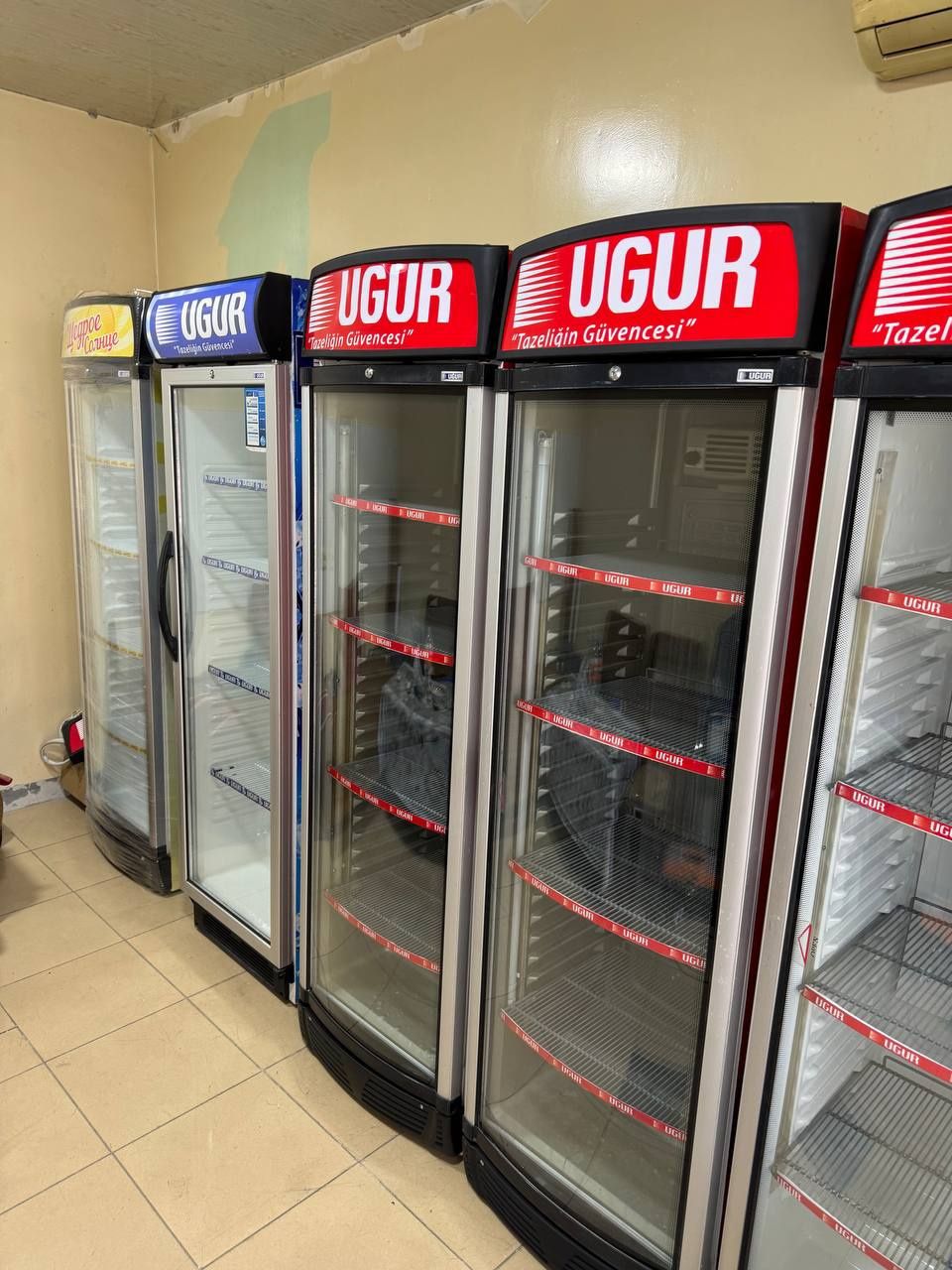 UGUR Ветрина холодильник Сотилади