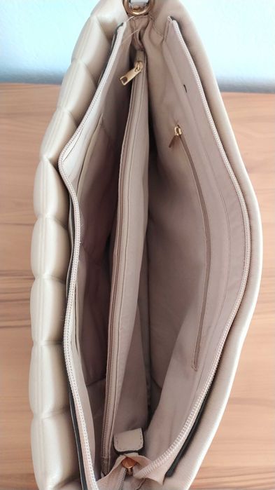 Дамска чанта в бежов цвят