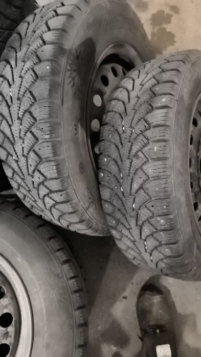 Зимние шипованные шины, с дисками от мазды на 14°